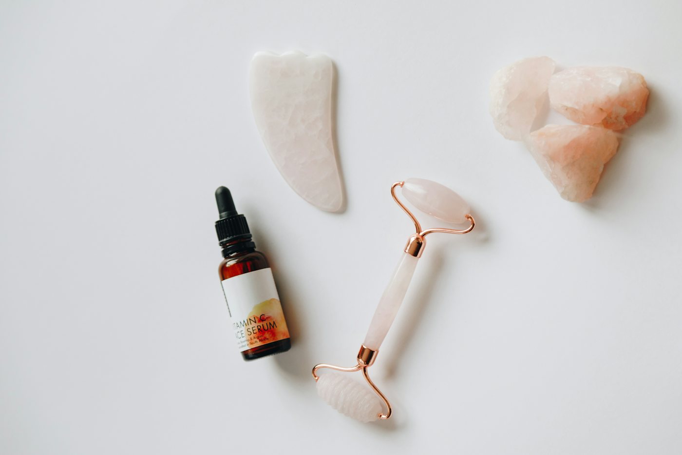 Gua sha de cuarzo rosa y sérum facial orgánico